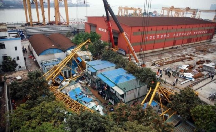 New York crane collapse: `One dead, two injured` after crane falls on cars in Manhattan 